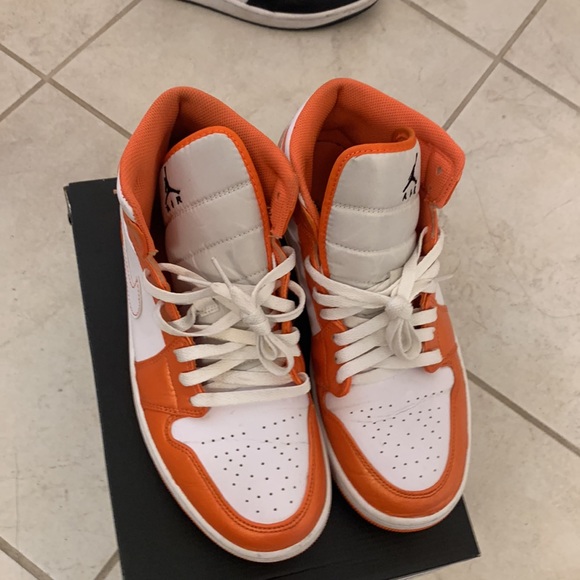 Jordan 1 mid Nice condition next to new size 9 - Picture 2 of 4